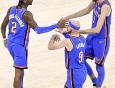 乐鱼app-包含公牛横扫湖人B队，卡鲁索打破历史纪录的词条