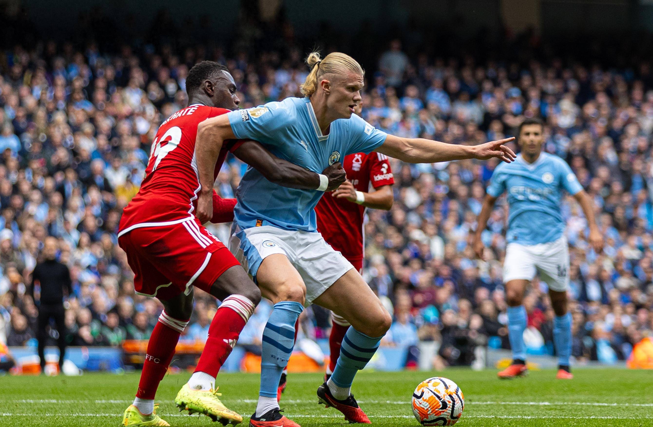 乐鱼app-包含瑞典鏖战那不勒斯，哈兰德统治全场的词条