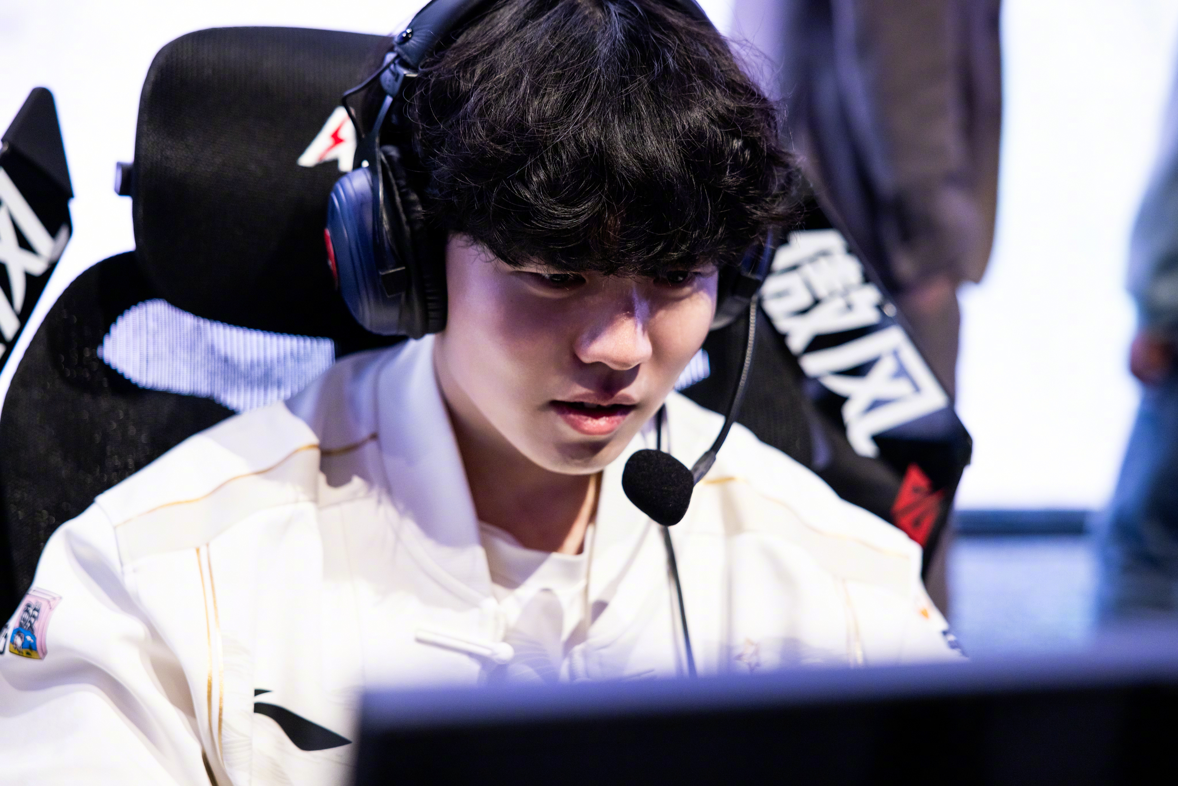 乐鱼app-HKA险胜JDG,Deft高光表现的简单介绍